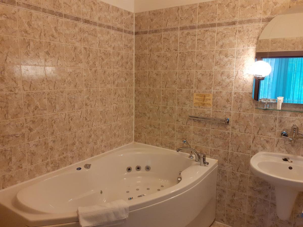 Hotel Uno Ústí nad Orlicí Bagian luar foto